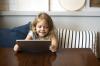 Sådan sparer barnet fra Internet afhængighed: 5 tips til forældre