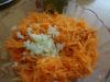 Lækker og en sund salat af hvidløg og gulerod