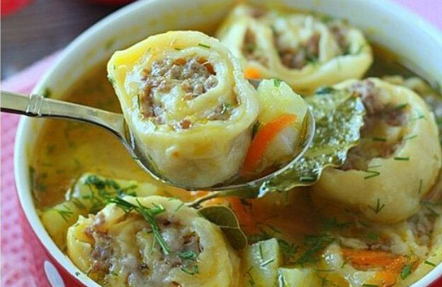 Dovne dumplings med suppe