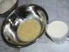 Lækker morgenmad: pandekager med syrnet mælk med kondenseret mælk