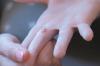 Barnet klemt dør finger: hvad man skal gøre, og hvordan man kan hjælpe dit barn