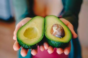 Hvordan man vælger en moden avocado, eller tvinge det til at modnes i hjemmet