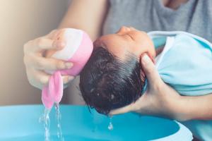 Sådan bader du en nyfødt: kan du kende en hudmor