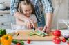 Lille hjælper: hvordan man lærer et barn at skødesløst vride sig med en køkkenkniv