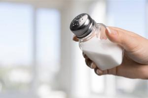Hvor meget salt skal være i kosten af ​​mennesket: det gør ikke ondt