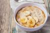 Hvad skal man lave mad til morgenmad til et barn: majsgrød med banantopping (opskrift)