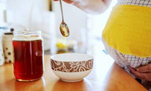 Kan jeg spiser honning under graviditeten: Fordele og ulemper
