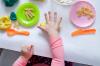 4 måder at tage et barn med i køkkenet, mens mor er klar: spil for små