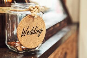Skilte til hver måned vil hjælpe dig med at vælge den ideelle dato for et bryllup
