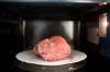 Hvorfor du ikke kan optø kød i mikrobølgeovnen