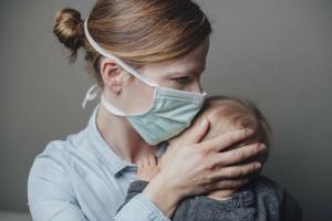 Sådan overlever du en sygdom med en baby i dine arme