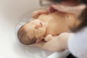 Hvordan man vælger en sikker zasib til badning af et barn