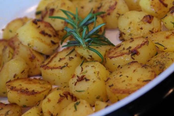 Kongelige kartofler med hvidløg og urter: en opskrift, der vinder dig