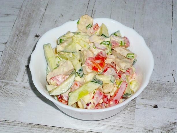 Salat med kød og grøntsager