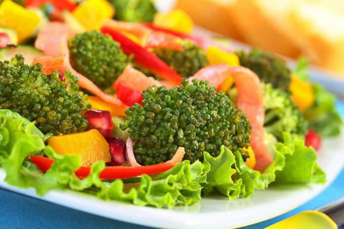 Hvad man skal lave mad til en skoledreng til middag: broccoli salat med bacon og mango