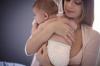 Sådan holder den nyfødte i armene: 5 måder at korrekt
