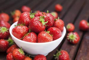 Jordbær i graviditet: hvor meget at spise, for at undgå fare