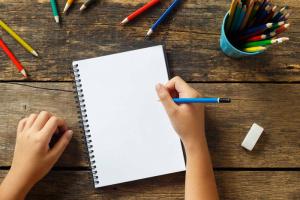 Sådan lærer du et barn at holde en pen korrekt: 3 nemme muligheder