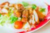 Hvad man skal lave mad til skolebørns middag: krydret salat med kylling i sojasovs