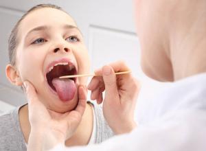 Øget lymfeknuder i barnet: 7 mulige årsager og behandlinger