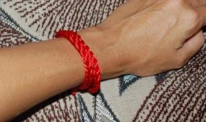 5 vigtige fakta om den røde tråd på hendes håndled