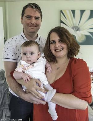 Infertil britisk kvinde fandt ud af sin graviditet og fødte samme dag