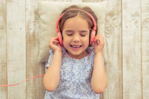 Er det skadeligt at lytte til musik ved hjælp af hovedtelefoner?