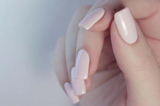 Det første skridt er at identificere det vigtigste aspekt af at vælge deres nail art - i 2018 den mest fashionable og moderne velovervejet manicure på neglene kort eller mellemlang længde. Fra overdimensioneret og bred skygge er bedre at afslå. Således mange piger ingen grund otraschivaniya hans eller bygge kunstige morgenfrue. 