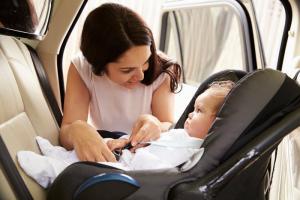 Hvordan at spare penge og købe kvalitet autostol til dit barn?