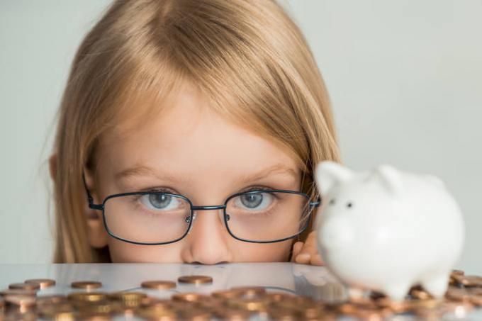 Sådan at træne barnets finansiel forståelse: 17 tips