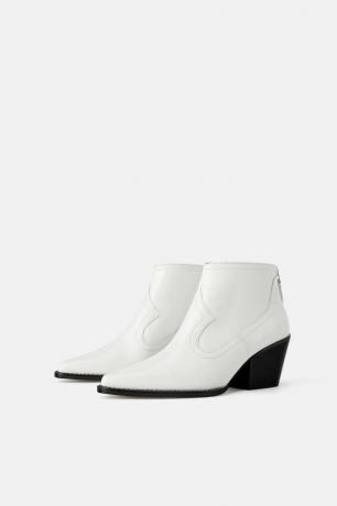 Cool støvler i cowboy stil med effekten af ​​krokodilleskind kan købes på Zara, prisen på 7999 rubler. De kan bæres med kjoler, stilfulde bukser med leopard print